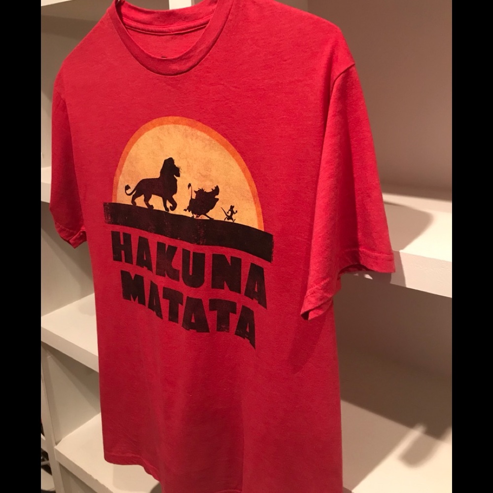 Men’s Disney Large Hakuna Matata T shirt ! 🔥🔥🔥